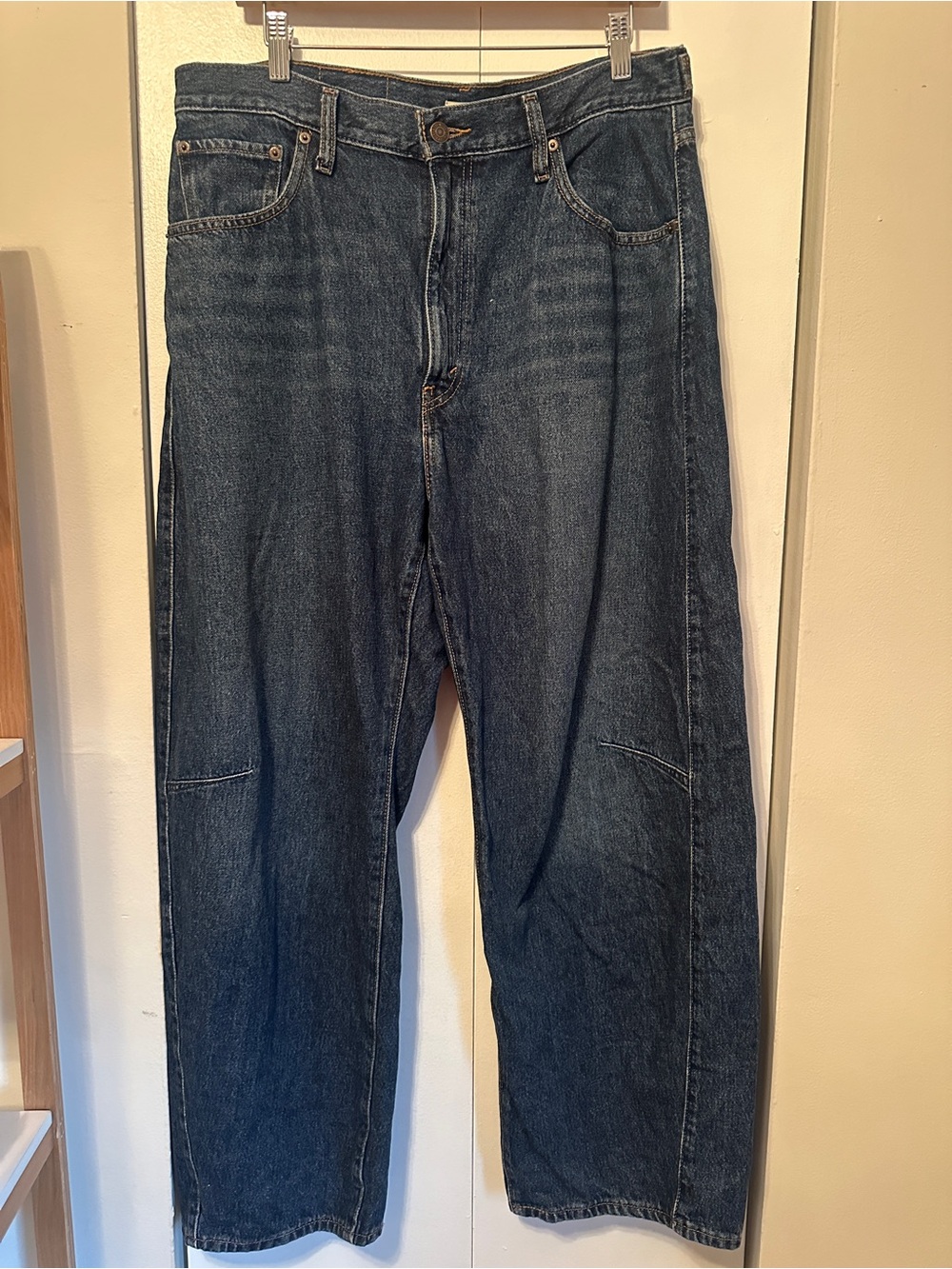 Levi’s Cinch Waist Barrel Women’s Jeans - 33” W x 29” L - Picture 3 of 8